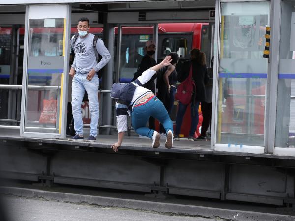 Colados in TransMilenio would pay with a pedagogical fine