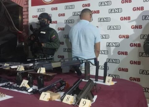 Court decreed trial in freedom for defendant for arms trafficking