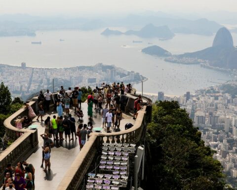 Cristo Redentor creates channel to report crimes in Guanabara Bay