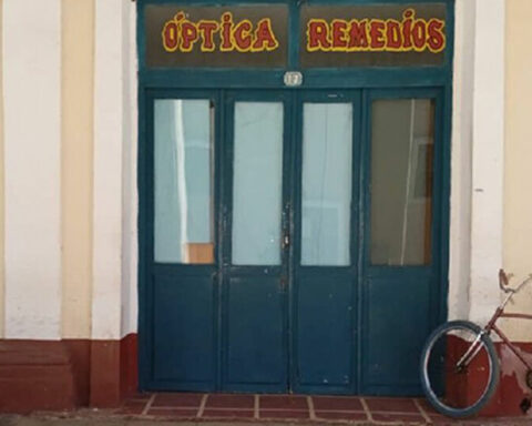 Cuban opticians do not have armor, only glasses from time to time