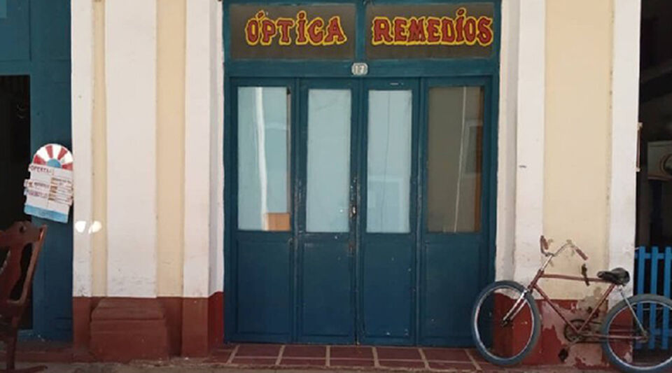 Cuban opticians do not have armor, only glasses from time to time