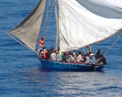 Liberan a cubanos y haitianos detenidos de ola masiva migratoria en Florida, según medios