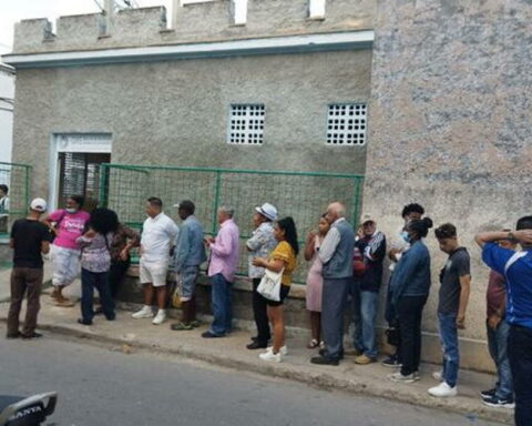 Cubanos, Colas, trámites, pasaportes