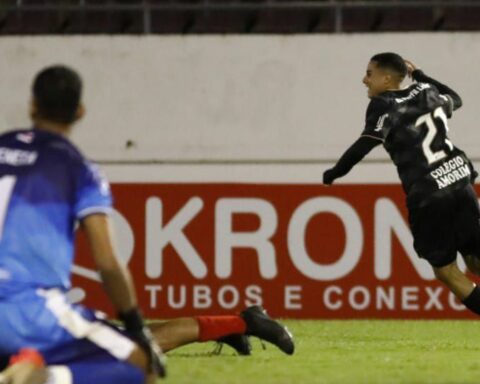 Cup: Corinthians takes victory to remain 100%