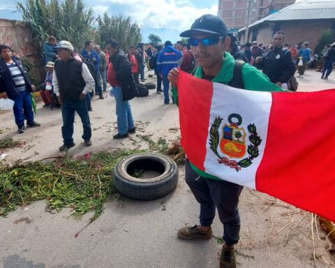 Cusco: Protesters block runways and try to reach the Velasco Astete airport (VIDEO)