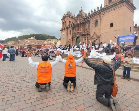 Cusqueños ask for peace on their knees (PHOTOS)