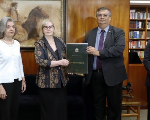 Dino delivers to the STF a replica of the Constitution stolen in gospista acts