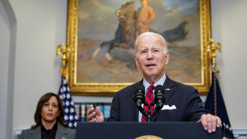 "Do not come to the border, stay where you are," Biden warns Cubans, Nicaraguans and Haitians