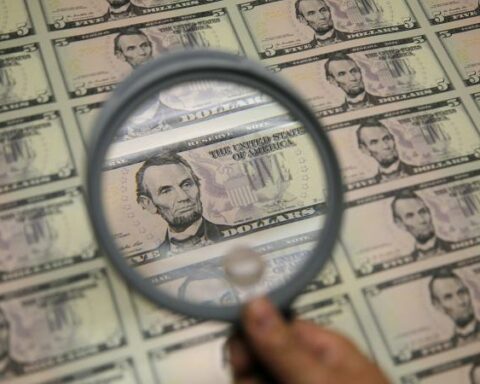 Dollar falls sharply and is trading below the $4,600 level