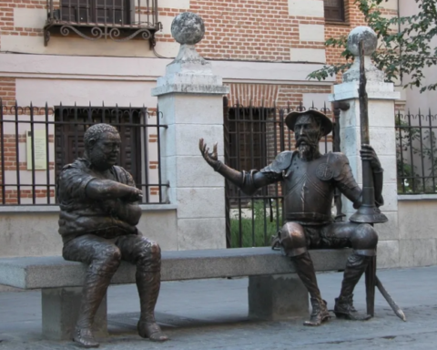 "Don Quijote y Sancho Panza", obra de Pedro Requejo Novoa, afuera del Museo Casa Natal de Cervantes en Alcalá de Henares