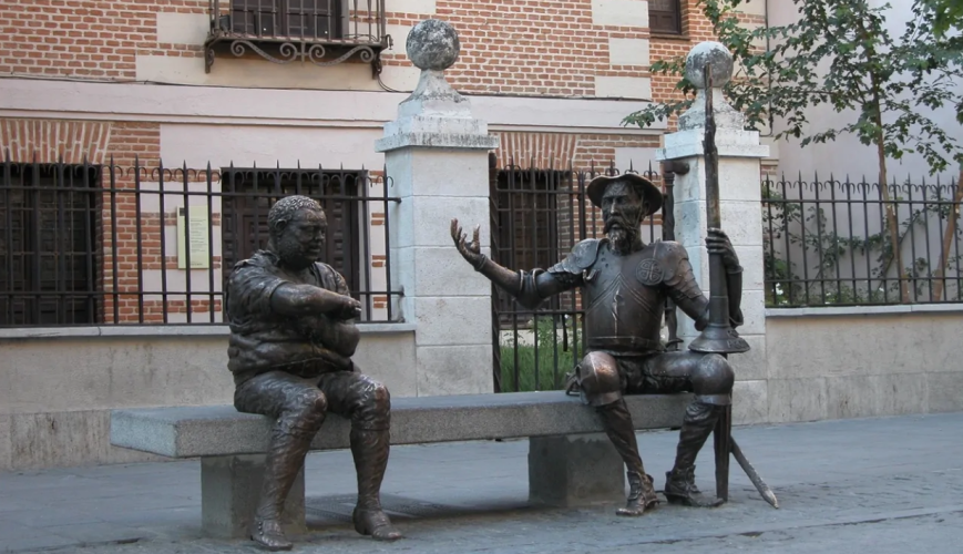 "Don Quijote y Sancho Panza", obra de Pedro Requejo Novoa, afuera del Museo Casa Natal de Cervantes en Alcalá de Henares