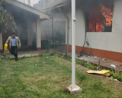 During demonstrations they assault and set fire to the judicial headquarters in Lircay
