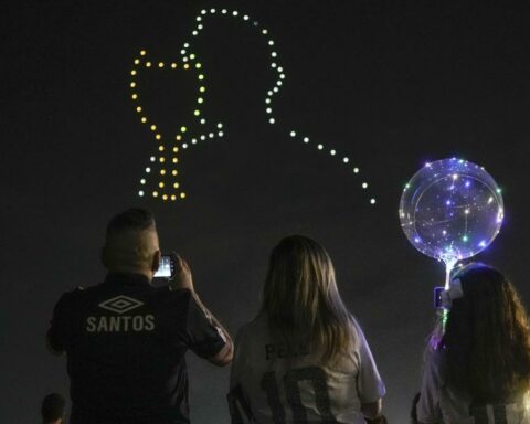 End of the year with Pelé very present in the sky of Santos