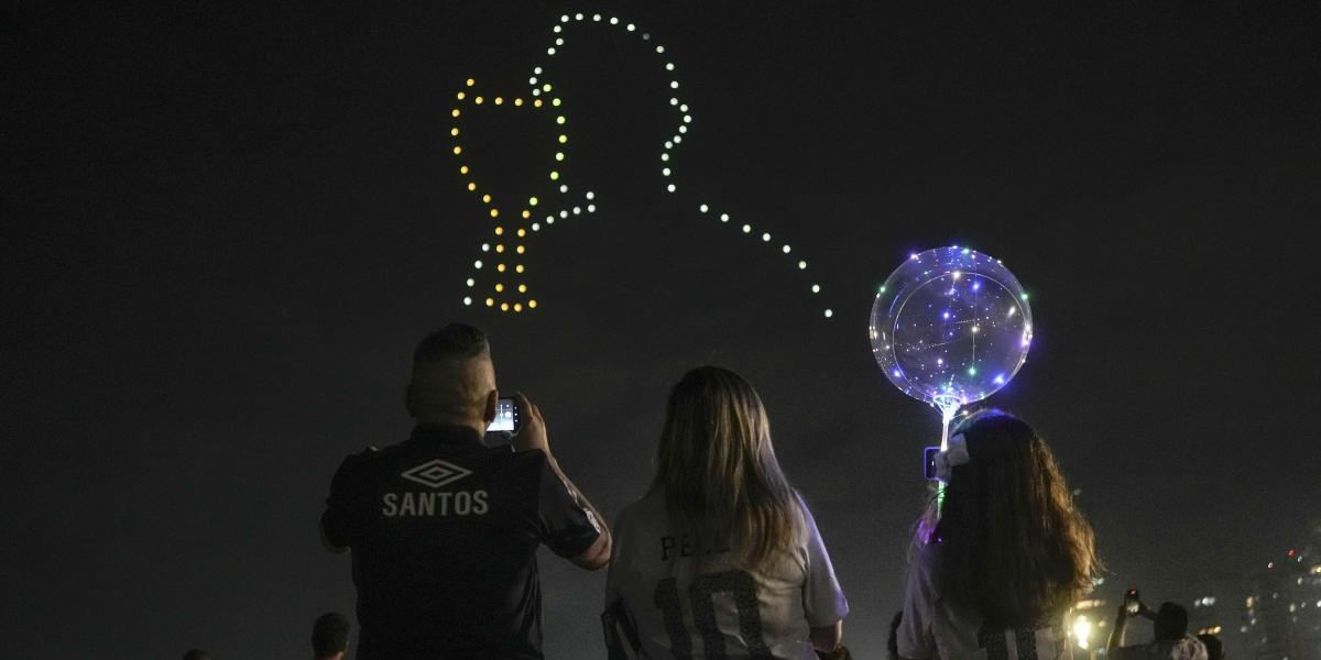 End of the year with Pelé very present in the sky of Santos