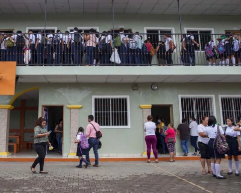 Families raffle back to school amid the unstoppable rise in the cost of living: "It's not enough"