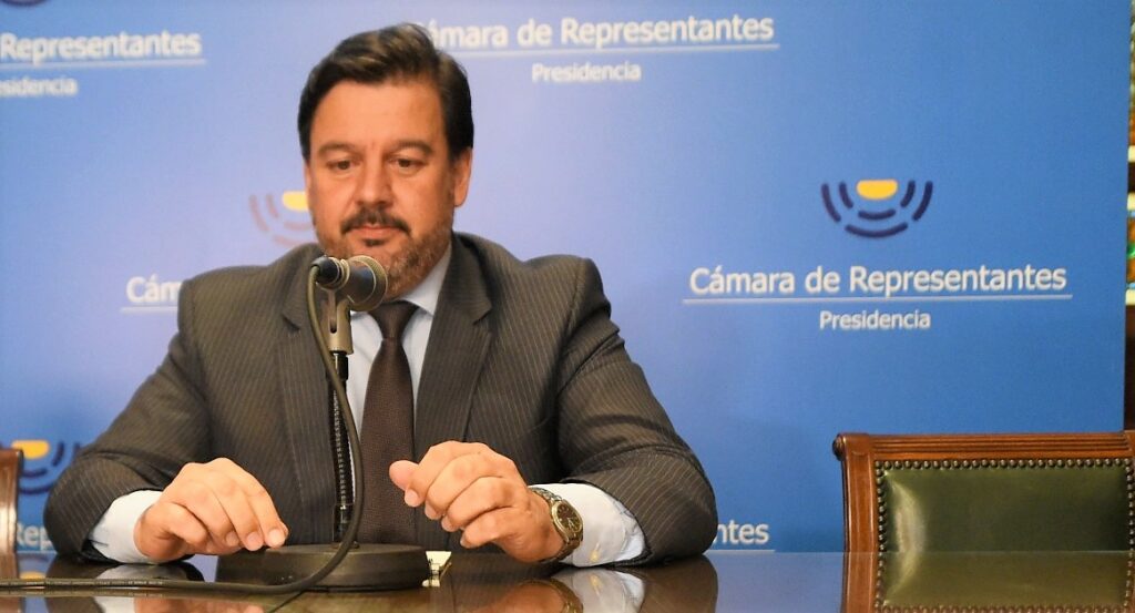 Finally, Adrián Peña resigned from his position as Minister of the Environment