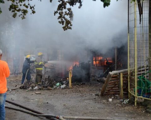 Some eight units of the municipality's Fire Department extinguished the fire, which so far has not reported the loss of human life or injuries.