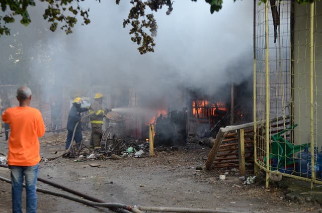 Some eight units of the municipality's Fire Department extinguished the fire, which so far has not reported the loss of human life or injuries.