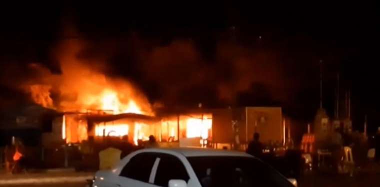 Fire in Valle Sánchez food court consumes six stalls