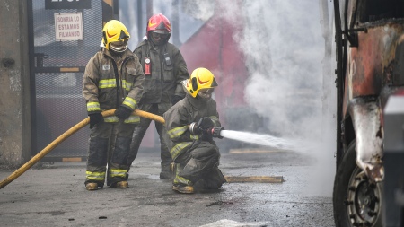 Firefighters controlled a fire on a bus station in Berazategui