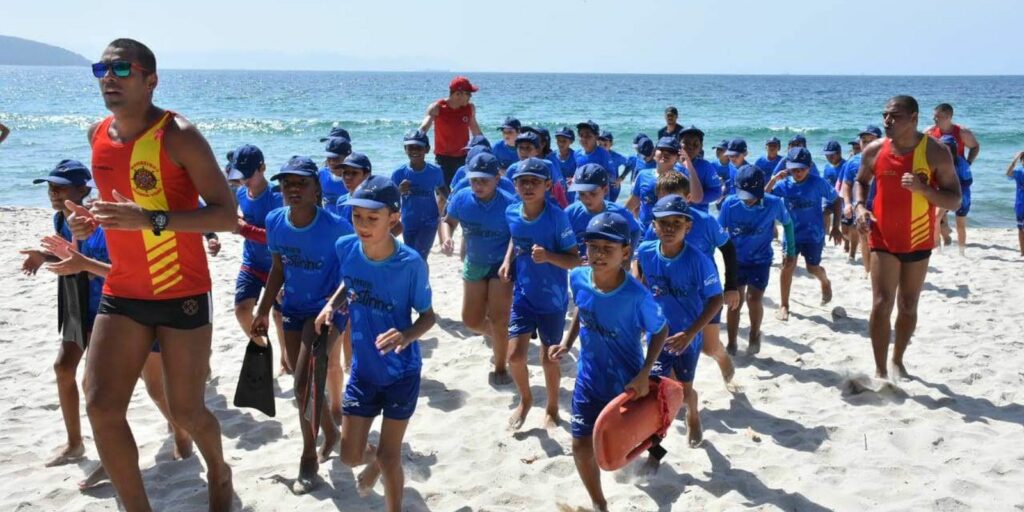 Firefighters hold summer camps with children and teenagers in Rio