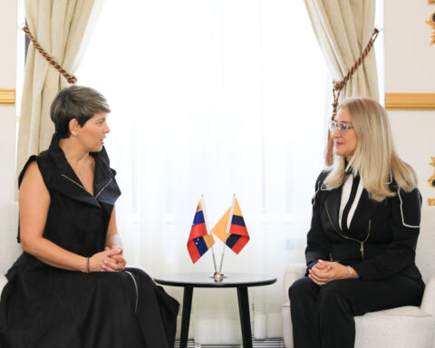 First Lady of Colombia meets with the first combatant Cilia Flores