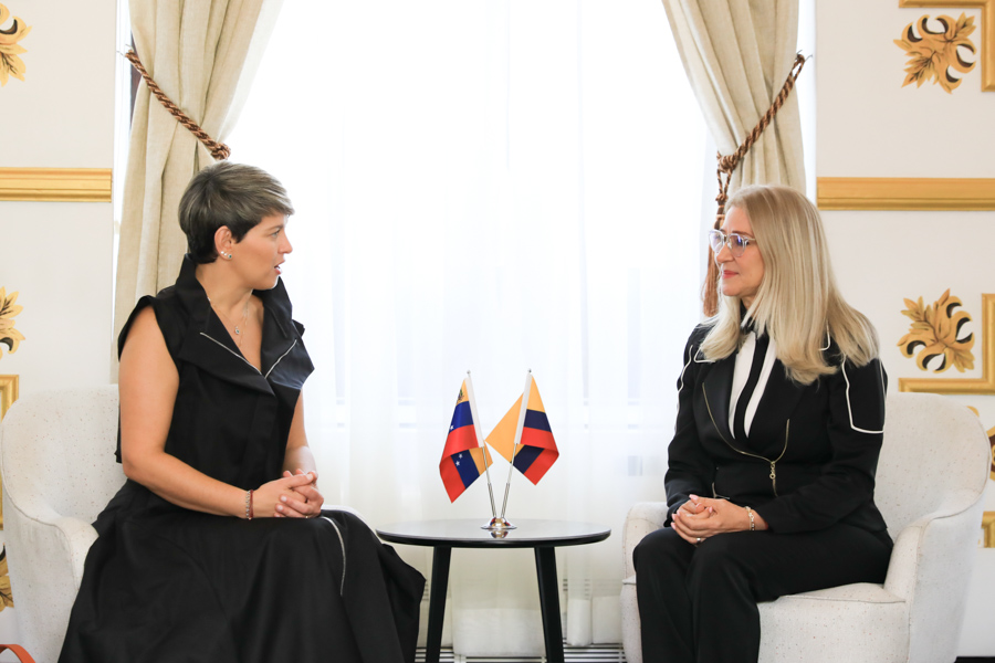 First Lady of Colombia meets with the first combatant Cilia Flores