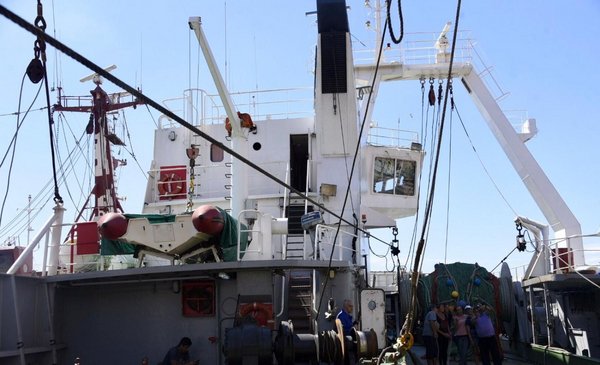 For the first time, a Uruguayan fishing boat has a mixed crew;  she set sail this thursday