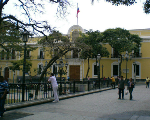 Foreign Ministry describes as "flagrant interference" that the United Kingdom recognizes the AN 2015