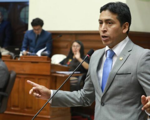 Freddy Díaz left Congress before the end of the vote on his disqualification