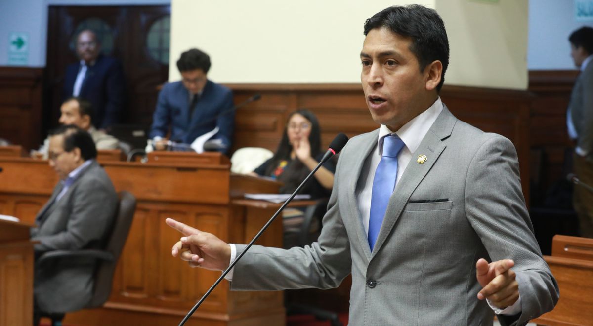 Freddy Díaz left Congress before the end of the vote on his disqualification