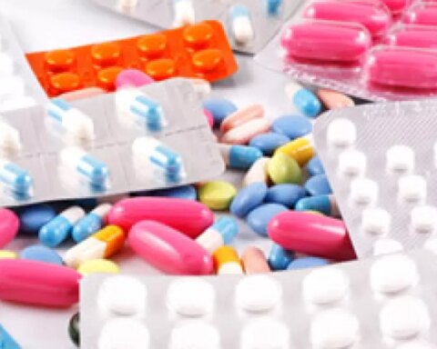 Government authorizes return of private companies to drug distribution