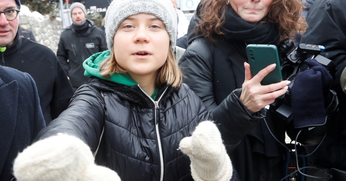 Greta Thunberg calls in Davos for "massive public pressure"  to end fossil fuels