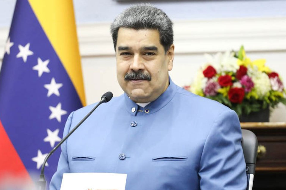 He didn't say a word: Maduro talks about everything, except salary