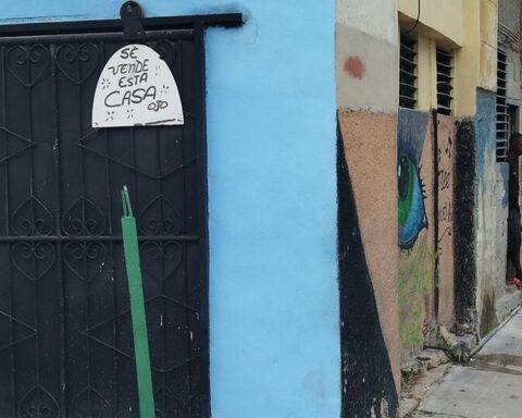 House prices plummet in Cuba, where everyone sells and no one buys