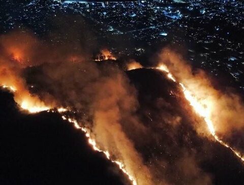 How are the fires at Estación Floresta and Cerro del Toro continuing?