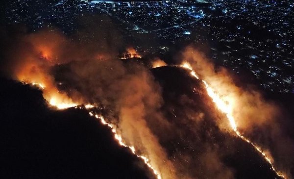 How are the fires at Estación Floresta and Cerro del Toro continuing?