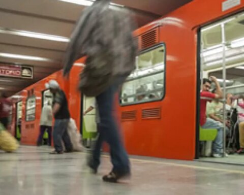 How does the CDMX Metro insurance work and what does the policy cover?