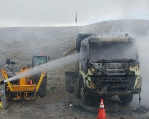 Hudbay mining company in Cusco denounces that its dump trucks were set on fire