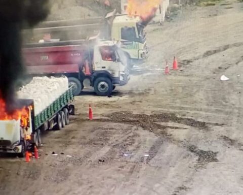Hudbay mining dump trucks set on fire in Cusco