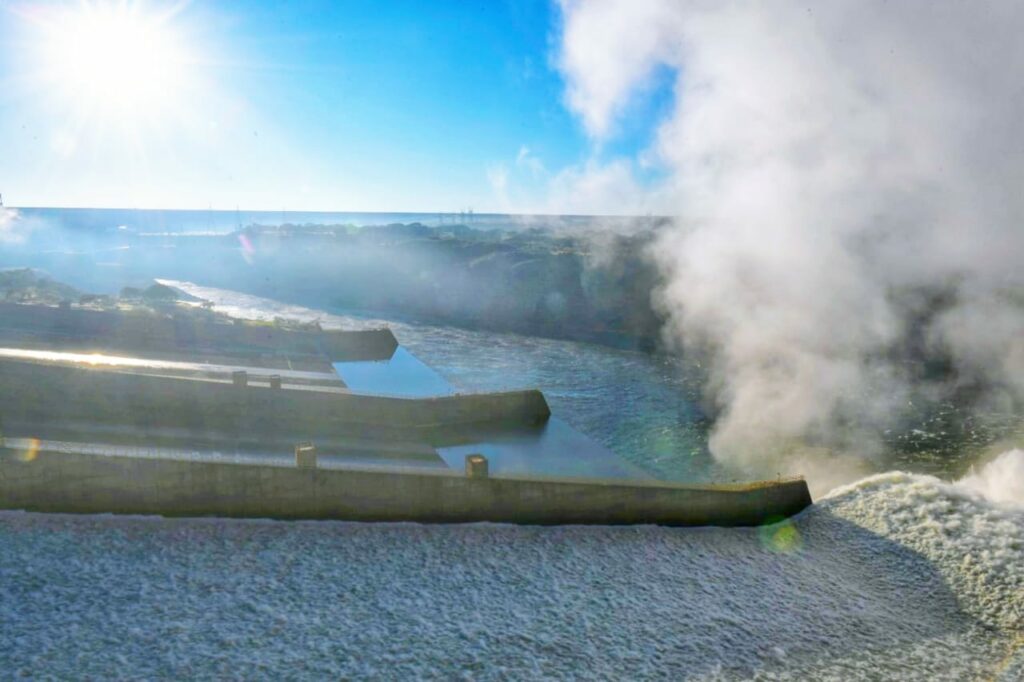 Hydrological conditions force the opening of floodgates at the Itaipu landfill