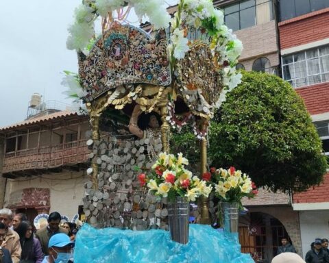 In Huancavelica the traditional procession of "Killy" leaves