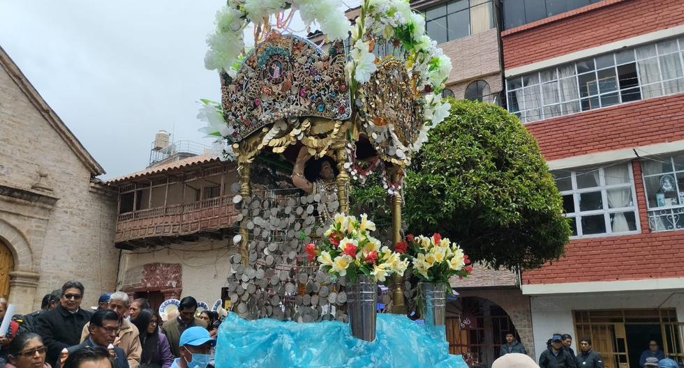 In Huancavelica the traditional procession of "Killy" leaves