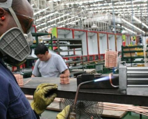 In November, industry and commerce at a moderate pace