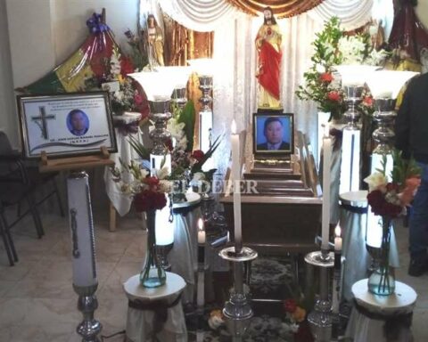 In Potosí, the mortal remains of Juan Carlos Manuel, the civic leader who was critical of the Government, are watched over