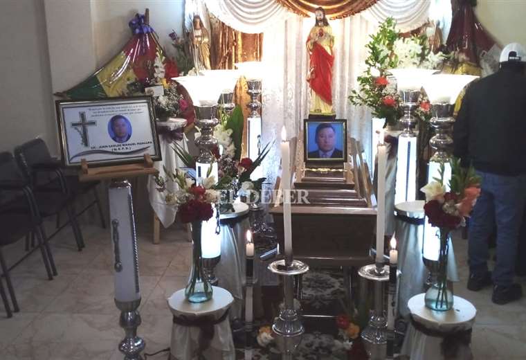 In Potosí, the mortal remains of Juan Carlos Manuel, the civic leader who was critical of the Government, are watched over