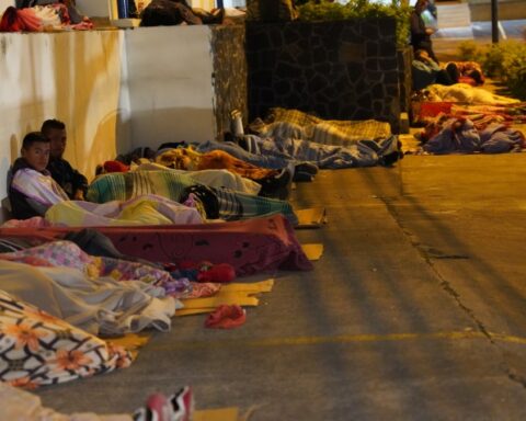 In the cold and out in the open, Nicaraguans line up to ask for refuge in San José, Costa Rica