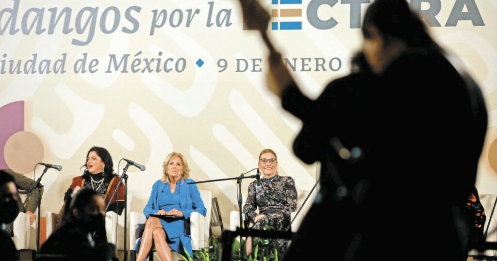 In the middle of the summit of North American leaders, they perform a 'Fandango for reading'