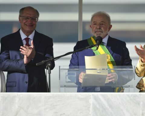 In the parliament, Lula reassumes commitment to take care of Brazilians