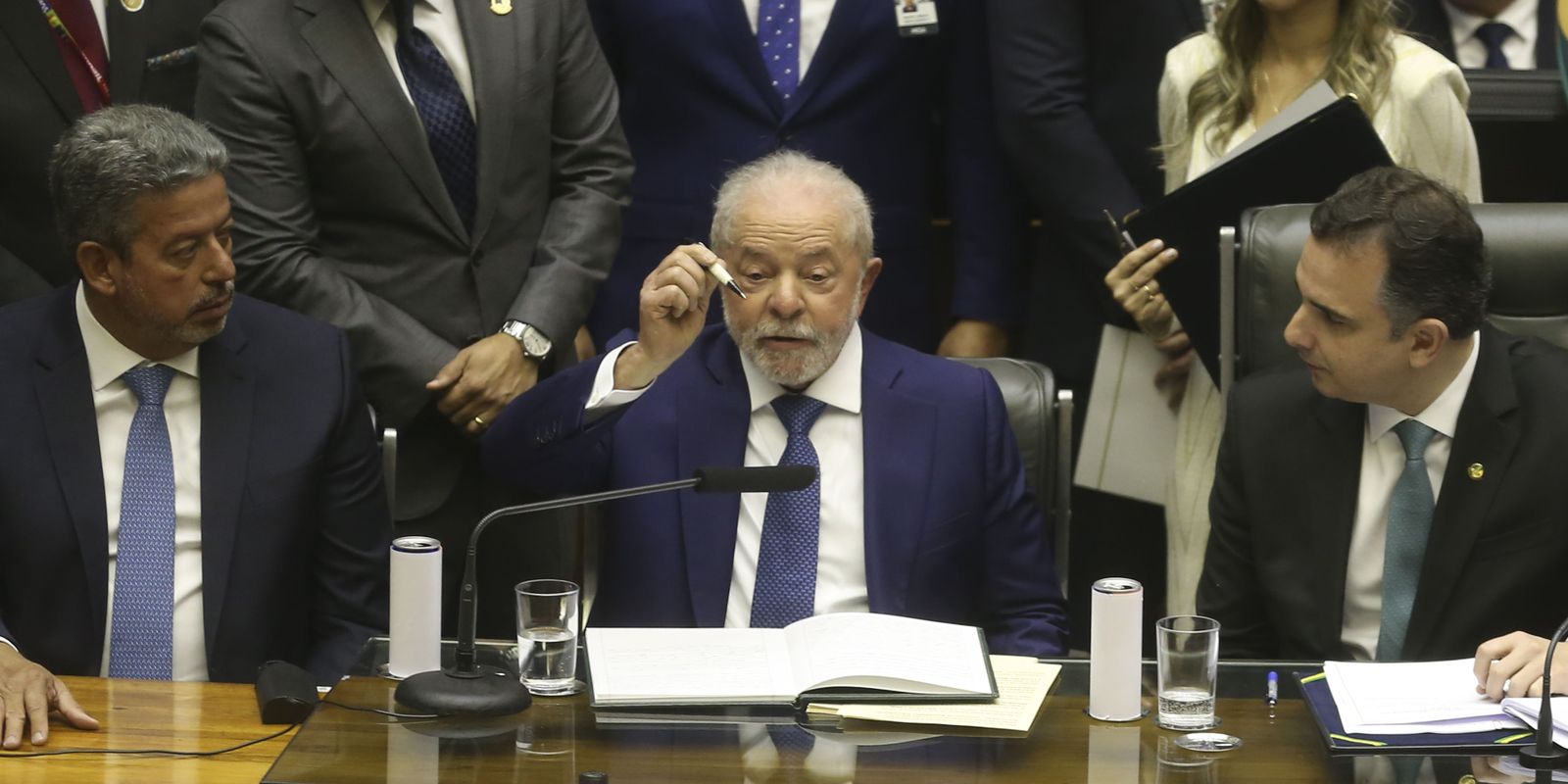 Inauguration book and presidential sash that Lula wore are official